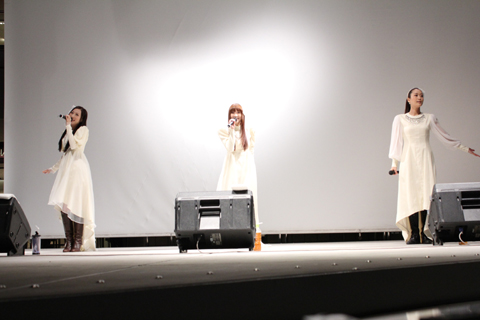 『劇場版 魔法少女まどか☆マギカ [後編] 永遠の物語』主題歌『ひかりふる』発売記念イベントに2000人ものファンたちが集結！　Kalafinaの歌声がラゾーナ川崎に響き渡る――-4