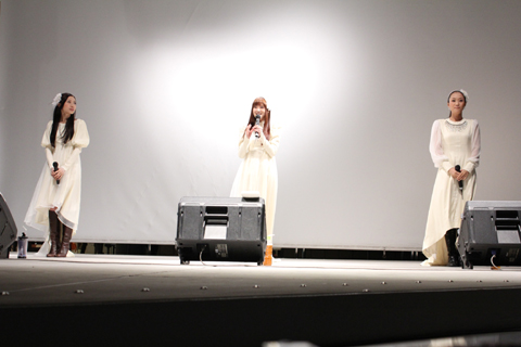 『劇場版 魔法少女まどか☆マギカ [後編] 永遠の物語』主題歌『ひかりふる』発売記念イベントに2000人ものファンたちが集結！　Kalafinaの歌声がラゾーナ川崎に響き渡る――-5