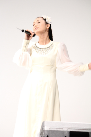 『劇場版 魔法少女まどか☆マギカ [後編] 永遠の物語』主題歌『ひかりふる』発売記念イベントに2000人ものファンたちが集結！　Kalafinaの歌声がラゾーナ川崎に響き渡る――-6