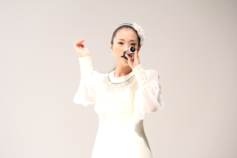 『劇場版 魔法少女まどか☆マギカ [後編] 永遠の物語』主題歌『ひかりふる』発売記念イベントに2000人ものファンたちが集結！　Kalafinaの歌声がラゾーナ川崎に響き渡る――-8