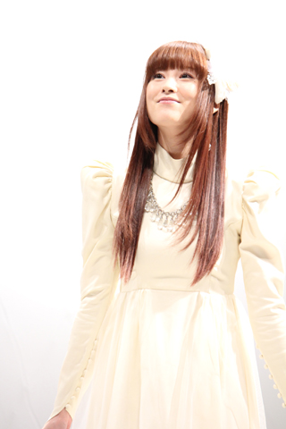 『劇場版 魔法少女まどか☆マギカ [後編] 永遠の物語』主題歌『ひかりふる』発売記念イベントに2000人ものファンたちが集結！　Kalafinaの歌声がラゾーナ川崎に響き渡る――-15