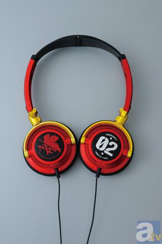 『ヱヴァンゲリヲン新劇場版』ヘッドフォンに2号機の限定カラー登場！2012年11月16日から予約開始-4