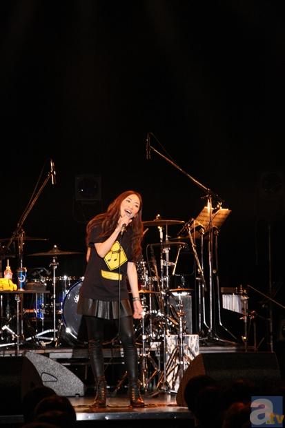 歌でしか伝えられない、感謝の想いをこめて―Suaraベスト盤発売記念ツアー「Suara LIVE TOUR 2012-2013 ～道しるべ～」、大阪でのライブ初日の模様を独占レポート！