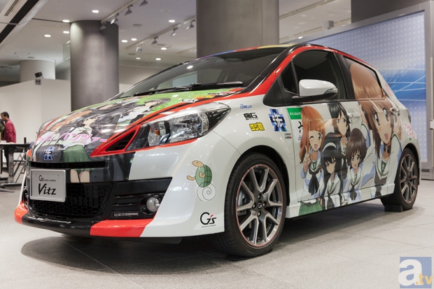 『ガールズ&パンツァー』とトヨタの公式痛車が池袋のアムラックス東京に出現！-1
