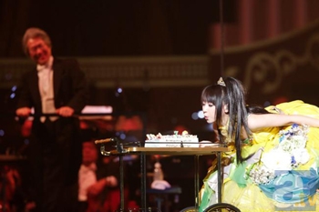 2年ぶりのフルオーケストラライブ「NANA MIZUKI LIVE GRACE 2013 -OPUS II-」が開幕！　最後には水樹奈々さん自身によるアルパ演奏も披露!!の画像-7