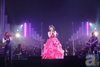 2年ぶりのフルオーケストラライブ「NANA MIZUKI LIVE GRACE 2013 -OPUS II-」が開幕！　最後には水樹奈々さん自身によるアルパ演奏も披露!!の画像-12