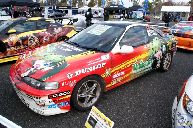 お台場に痛車大集合!?　「アニメ・ゲーム公式キャラクターマシン大集合祭 in D1グランプリ」レポート！　ウルトラセブン撮影会やm.o.v.e新曲ライブも開催！-10