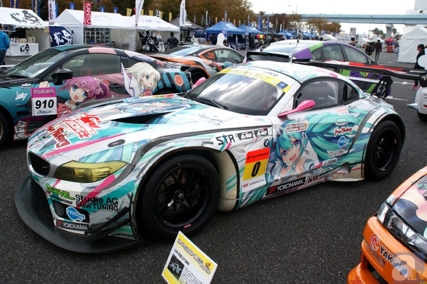 お台場に痛車大集合!?　「アニメ・ゲーム公式キャラクターマシン大集合祭 in D1グランプリ」レポート！　ウルトラセブン撮影会やm.o.v.e新曲ライブも開催！-3