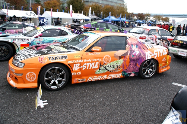 お台場に痛車大集合!?　「アニメ・ゲーム公式キャラクターマシン大集合祭 in D1グランプリ」レポート！　ウルトラセブン撮影会やm.o.v.e新曲ライブも開催！-4