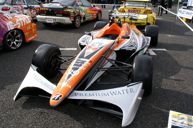 お台場に痛車大集合!?　「アニメ・ゲーム公式キャラクターマシン大集合祭 in D1グランプリ」レポート！　ウルトラセブン撮影会やm.o.v.e新曲ライブも開催！-8