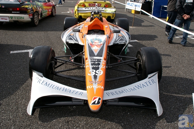 お台場に痛車大集合!?　「アニメ・ゲーム公式キャラクターマシン大集合祭 in D1グランプリ」レポート！　ウルトラセブン撮影会やm.o.v.e新曲ライブも開催！-11