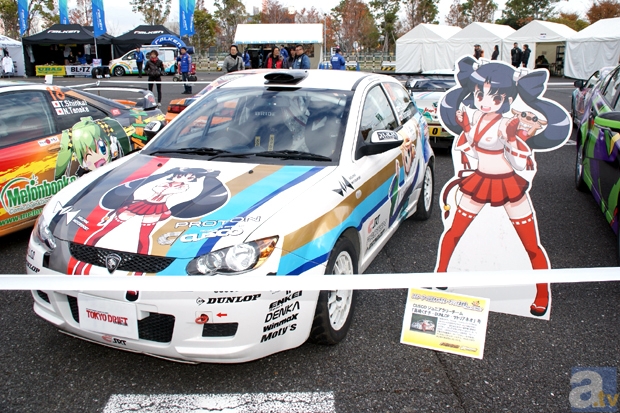 お台場に痛車大集合!?　「アニメ・ゲーム公式キャラクターマシン大集合祭 in D1グランプリ」レポート！　ウルトラセブン撮影会やm.o.v.e新曲ライブも開催！-12