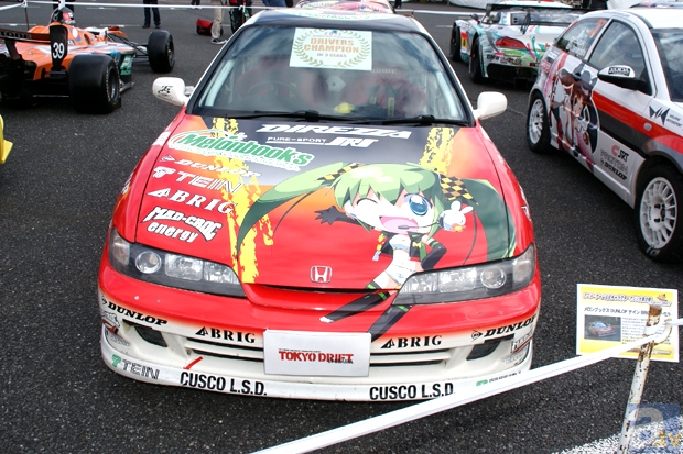 お台場に痛車大集合!?　「アニメ・ゲーム公式キャラクターマシン大集合祭 in D1グランプリ」レポート！　ウルトラセブン撮影会やm.o.v.e新曲ライブも開催！-13