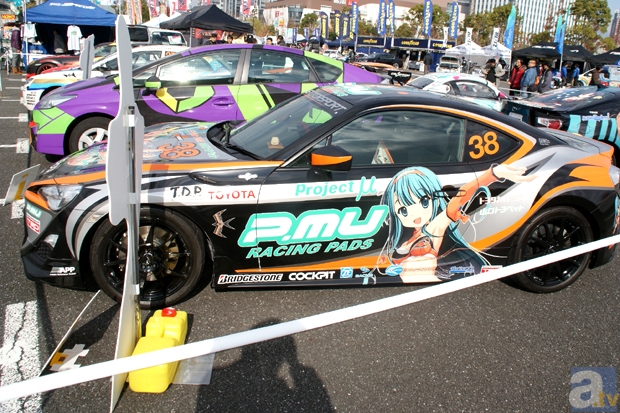 お台場に痛車大集合!?　「アニメ・ゲーム公式キャラクターマシン大集合祭 in D1グランプリ」レポート！　ウルトラセブン撮影会やm.o.v.e新曲ライブも開催！-14