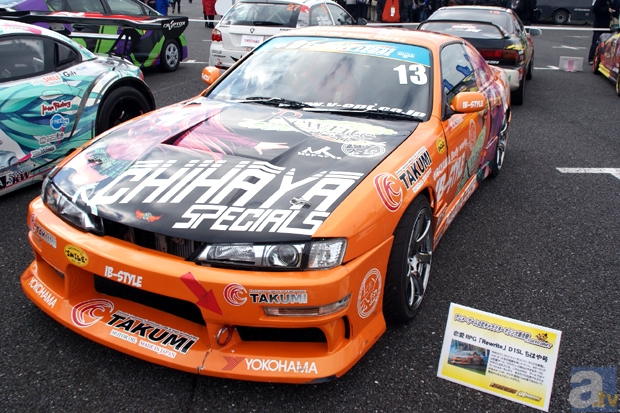 お台場に痛車大集合!?　「アニメ・ゲーム公式キャラクターマシン大集合祭 in D1グランプリ」レポート！　ウルトラセブン撮影会やm.o.v.e新曲ライブも開催！-17