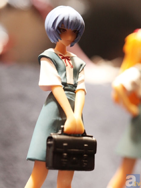 【WF2013冬】海洋堂ブース　フォトレポその２！　偽物語、ヱヴァンゲリヲン新劇場版、よつばと！、ダンボーなどのフィギュアを紹介！　-9