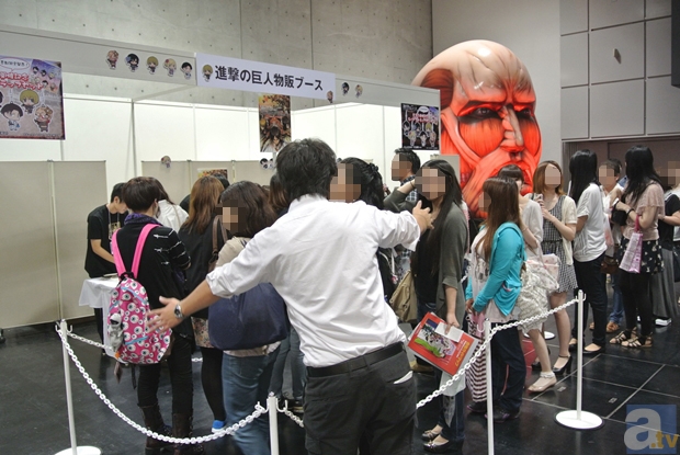 【京まふ2013】超大型巨人が行列横を静観! 進撃の巨人ブース、フォトレポート!-1