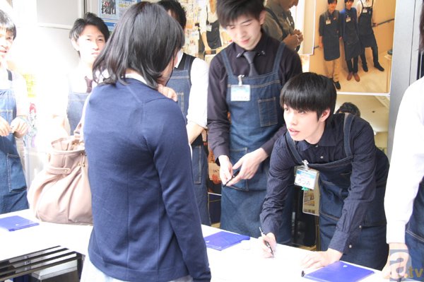 8人のイケメン書店店員が乙女の聖地・池袋でふれあい！　写真集『書店男子』発売記念イベントレポート-9
