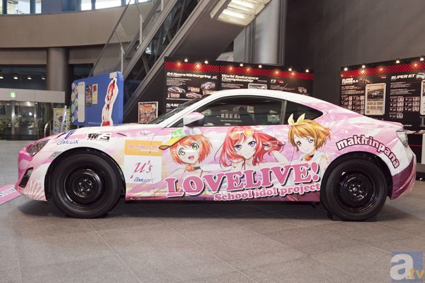 『ラブライブ！』の公式痛車が池袋アムラックス東京に展示中。痛レンタカーもあるよ！-2