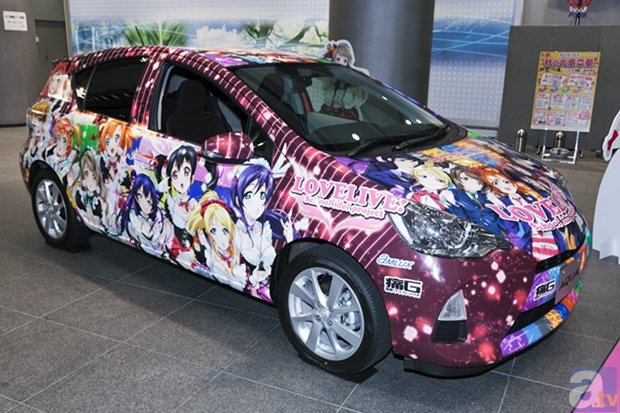 『ラブライブ！』の公式痛車が池袋アムラックス東京に展示中。痛レンタカーもあるよ！-3