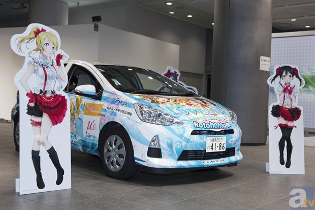 『ラブライブ！』の公式痛車が池袋アムラックス東京に展示中。痛レンタカーもあるよ！-5