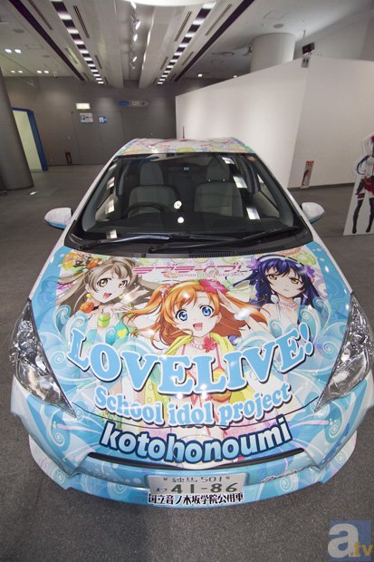 『ラブライブ！』の公式痛車が池袋アムラックス東京に展示中。痛レンタカーもあるよ！-7