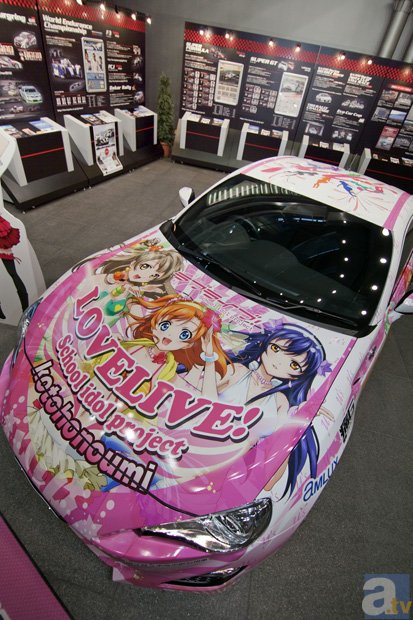 『ラブライブ！』の公式痛車が池袋アムラックス東京に展示中。痛レンタカーもあるよ！-9