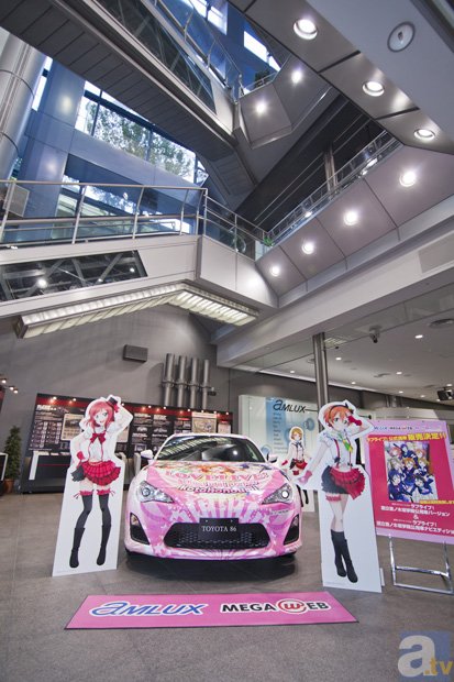 『ラブライブ！』の公式痛車が池袋アムラックス東京に展示中。痛レンタカーもあるよ！-10