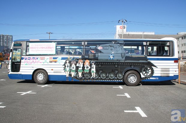 【コミケ85】原寸大のIV号戦車（のラッピングバス）が公道を走る！　新作ドラマCDを聴きながら秋葉原へ向かう「アニ店特急 2013」×『ガールズ＆パンツァー』バス乗車レポート-2