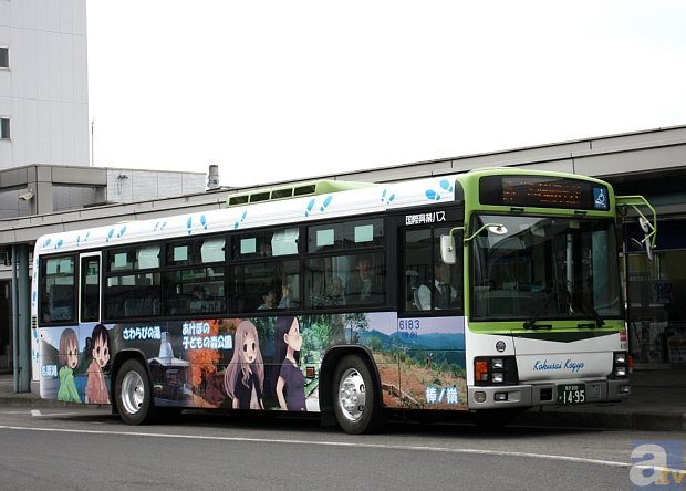 アニメ『ヤマノススメ』ラッピングバスの公式写真が到着！　外装＆内装の詳細を大公開！