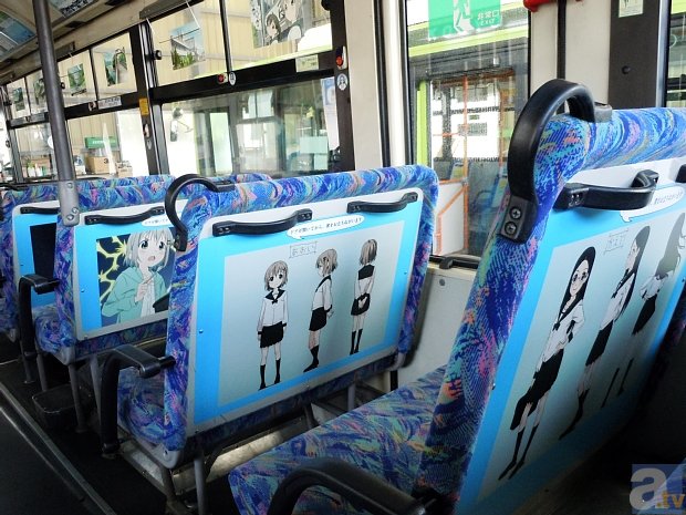 アニメ『ヤマノススメ』ラッピングバスの公式写真が到着！　外装＆内装の詳細を大公開！-9