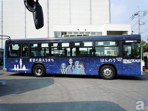 アニメ『ヤマノススメ』ラッピングバスの公式写真が到着！　外装＆内装の詳細を大公開！