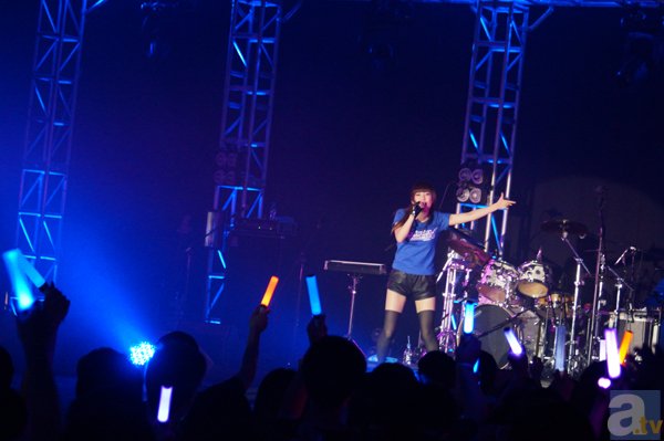 黒崎真音さん、香港での初ライブの公式レポートが到着！　7月23日発売の3rd ALBUMへと弾みをつける熱狂のパフォーマンス！