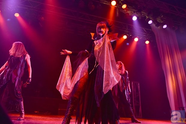 榊原ゆいさん、ミニスカドレスやセクシーな魔女姿で熱唱！　一夜限りのハロウィンライブより公式レポート公開の画像-4