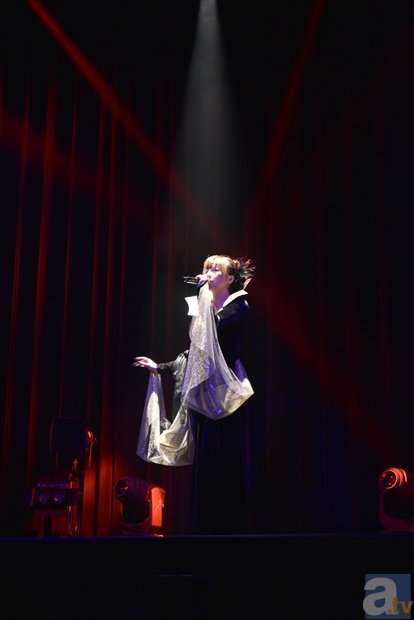 榊原ゆいさん、ミニスカドレスやセクシーな魔女姿で熱唱！　一夜限りのハロウィンライブより公式レポート公開の画像-2