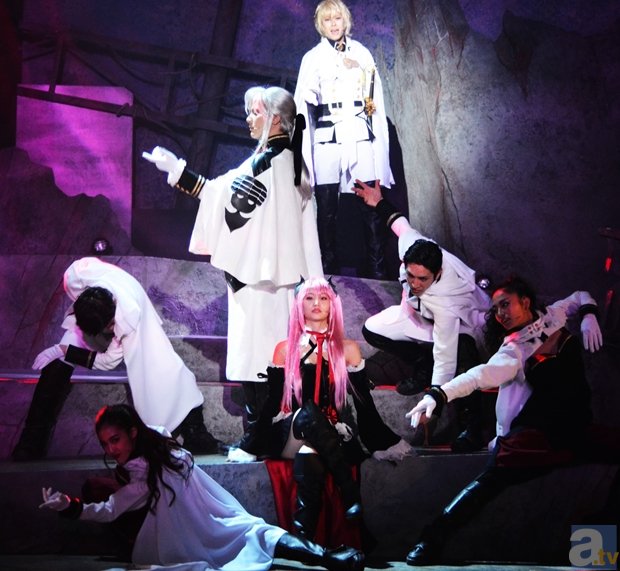人間か、吸血鬼か!?　『「終わりのセラフ」The Musical』佐野岳さん、鈴木勝大さんら役者陣が舞台で大立ち回り-7