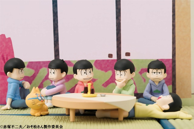 『おそ松さん』6つ子たちが居間でくつろぐ姿を再現した、“てのひらサイズ”フィギュアセットが登場！の画像-3