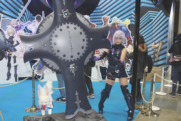 リアル召喚に挑戦してオリジナルグッズをゲット！　謎に包まれた新サーヴァントの等身大スタンディも展示された、アニメジャパン2016 FGOブースレポート-4