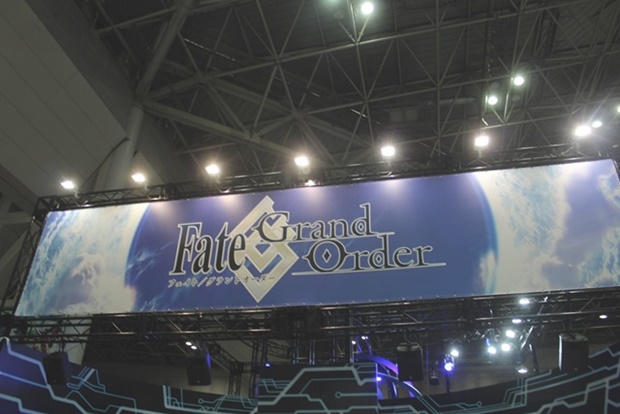 リアル召喚に挑戦してオリジナルグッズをゲット！　謎に包まれた新サーヴァントの等身大スタンディも展示された、アニメジャパン2016 FGOブースレポート-1