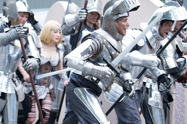 スマホゲーム『CLASH OF KINGS』の新TVCMが公開！　CMに隠れている有名人を探して総額100万円を当てよう！-7