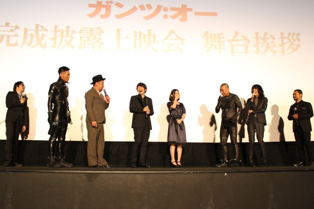 小野大輔さん、M･A･Oさんら出演の映画『ガンツ：オー』完成披露イベントに大阪お笑い芸人が、ガンツスーツ(？)で登場