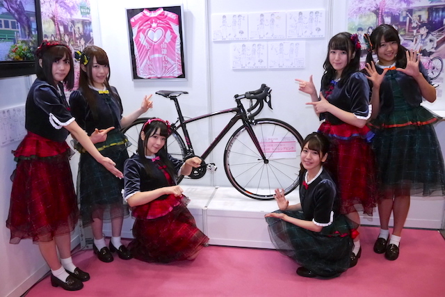 アニメ『南鎌倉高校女子自転車部』のOPを担当するA応Pが登場した、自転車の祭典「サイクルモード2016」メインステージレポ