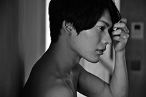 『刀剣乱舞』石切丸役や『BLEACH』の阿散井恋次役など、2.5次元系舞台で活躍中の俳優・崎山つばささんファースト写真集が発売決定! 発売記念イベントも開催予定-2