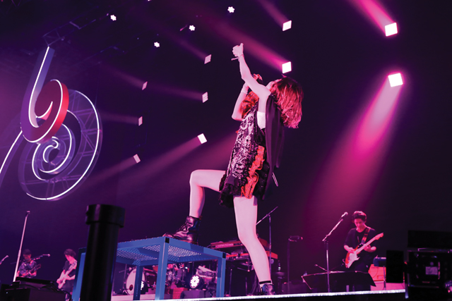LiSA 横浜アリーナ公演、2日目「the Moon」ライブレポート――「君の曲たくさん歌うからね！」の画像-5