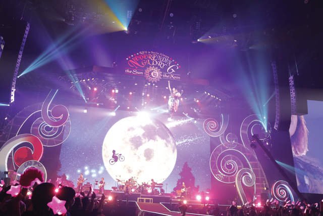 LiSA 横浜アリーナ公演、2日目「the Moon」ライブレポート――「君の曲たくさん歌うからね！」-7