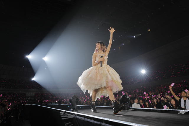 LiSA 横浜アリーナ公演、2日目「the Moon」ライブレポート――「君の曲たくさん歌うからね！」