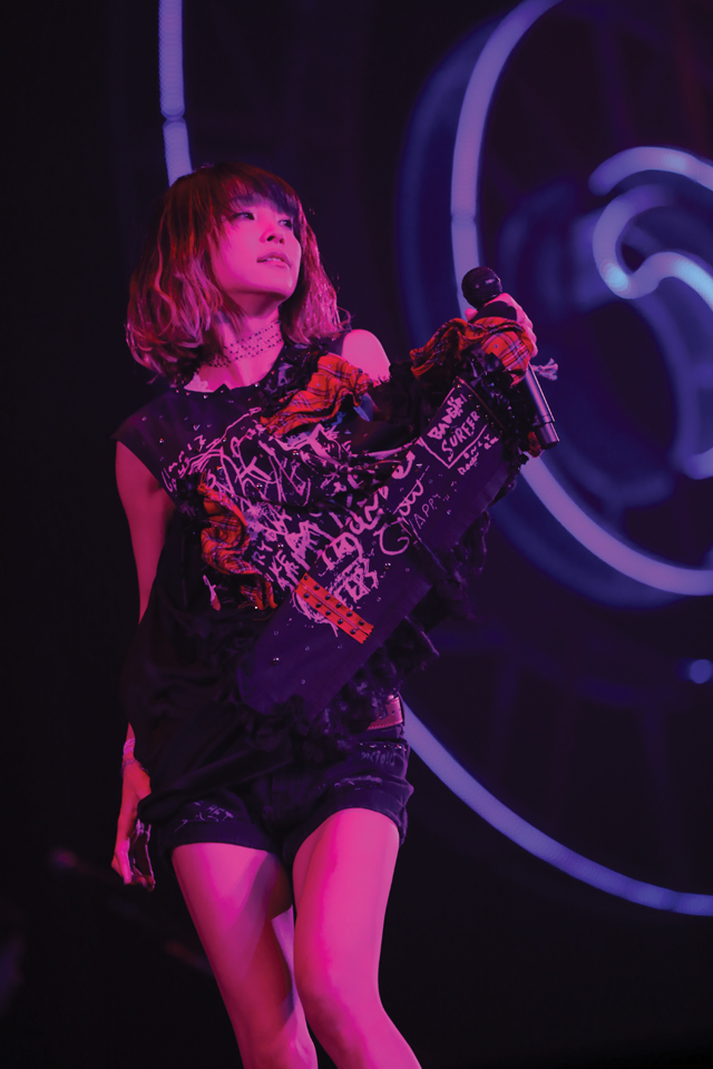 LiSA 横浜アリーナ公演、2日目「the Moon」ライブレポート――「君の曲たくさん歌うからね！」-2