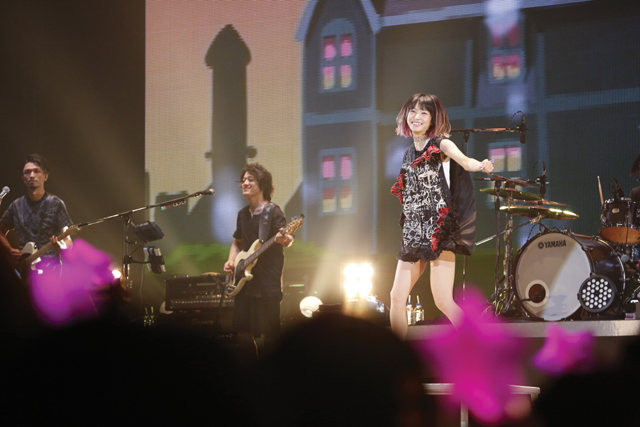 LiSA 横浜アリーナ公演、2日目「the Moon」ライブレポート――「君の曲たくさん歌うからね！」-3