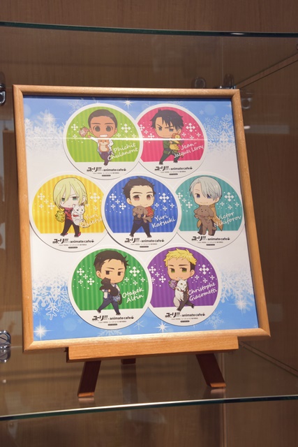 TVアニメ『ユーリ!!! on ICE』×アニメイトカフェで、そこかしこにいるデフォルメキャラクターたちを探してみよう！