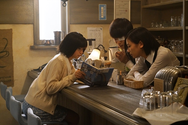 実写映画『東京喰種 トーキョーグール』より場面カット到着！　喫茶店「あんていく」での、カネキ・トーカ・ヒナミの3ショットなど-4